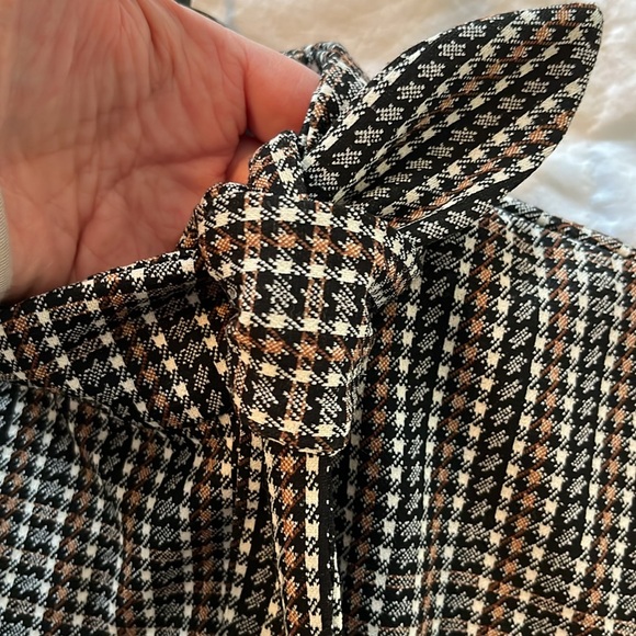 Styling… great print, wear with tie or not at neck. Sleeveless for alone / under - Picture 7 of 12